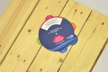 Reliure par rivet faisant apparaître des informations dans les découpes