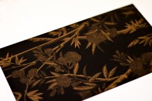 Pantone or sur papier noir