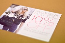 Pantone rose fluo ajouté sur un flyer Offset Express hebdomadaire sur 250g vernis satin