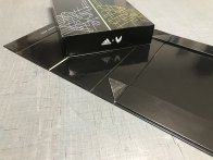 Coffret fourni à plat préencollé (nous avons un fournisseur) imprimé en blanc et jaune pour Adidas