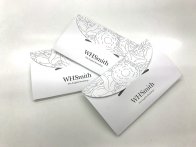 Pochette cadeau WH Smith impression offset papier 250g + vernis satiné + découpe par moule à la forme - fourni à plat.