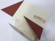 Porte addition sur papier texturé crème + impression 1 pantone + gaufrage du logo + encollage de la patte (forme en stock)