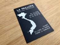 Impression blanche sur papier bleu foncé