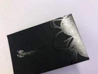 Impression avec vernis sélectif léger sur papier noir