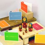 Dépliants chacun avec un Pantone différent + une impression noire à l'intérieur + un pelliculage mat