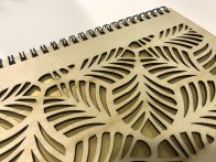 Découpe laser sur bois + trous de reliure pour couverture originale de carnet