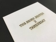 Découpe traversant le carton blanc d'une invitation : effet brûlé qui donne toute son originalité au support. Certai