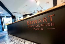Découpe laser sur plexi PMMA orange pour les boutiques Edwart