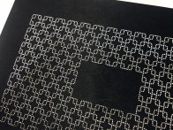 Découpe laser sur papier noir : une précision extraordinaire d'autant plus que le support est fin