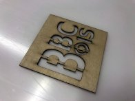 Pochoir sur bois contre plaqué (avec traces de brûlure donc).