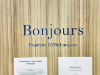 lettrage adhésif bleu pour décoration de stand