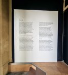 Mur pour musée en lettrage vinyle noir renforcé pour une meilleure adhérence. Pose par nos soins.