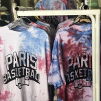 1 colour screen printing on a white T-shirt + custom dyes