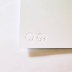 Gaufrage avec presse manuelle dans un angle sur papier Olin Rough Pur Blanc