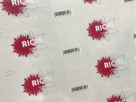 Sticker sur PET transparent avec impression blanche avant découpe.