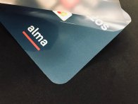 Stickers imprimés du côté collant (vitrophanie) avec couche opacifiante de blanc au dos