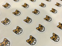 Stickers ronds en vinyle mat sur planche