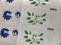 Planche de stickers pour bouteilles de cosmétiques avec encre blanche en petit tirage avant découpe