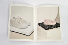 Agrafage légèrement décalé afin que la brochure se referme correctement