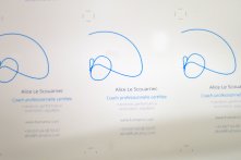 Souci de finesse de tracés (police trop petite et trop fine) sur des couleurs intermédiaires et non franches